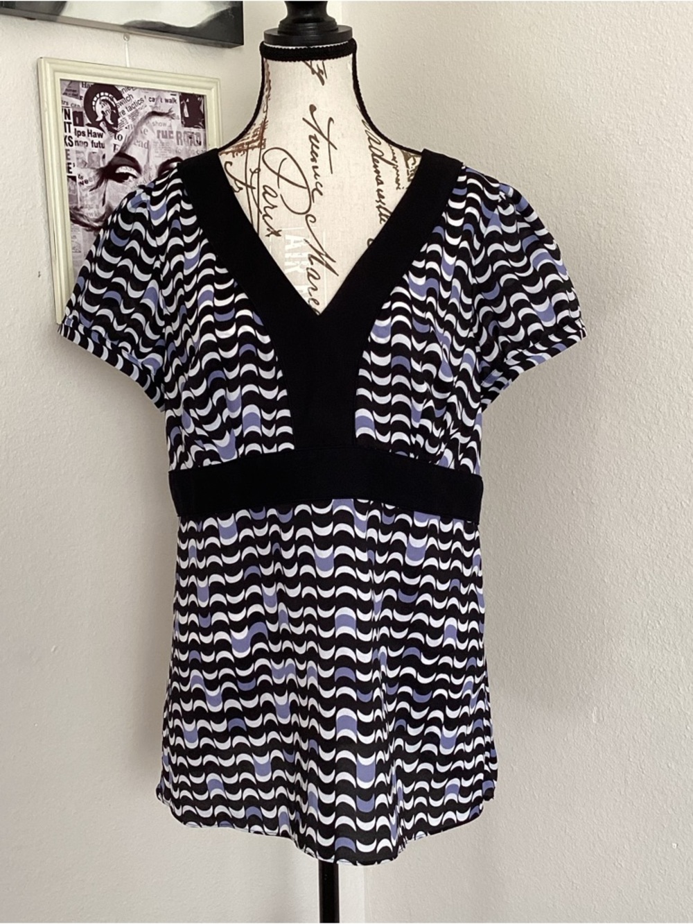 Ann Taylor LOFT Wavy Print V-Neck Women’s Top with hidden zipper